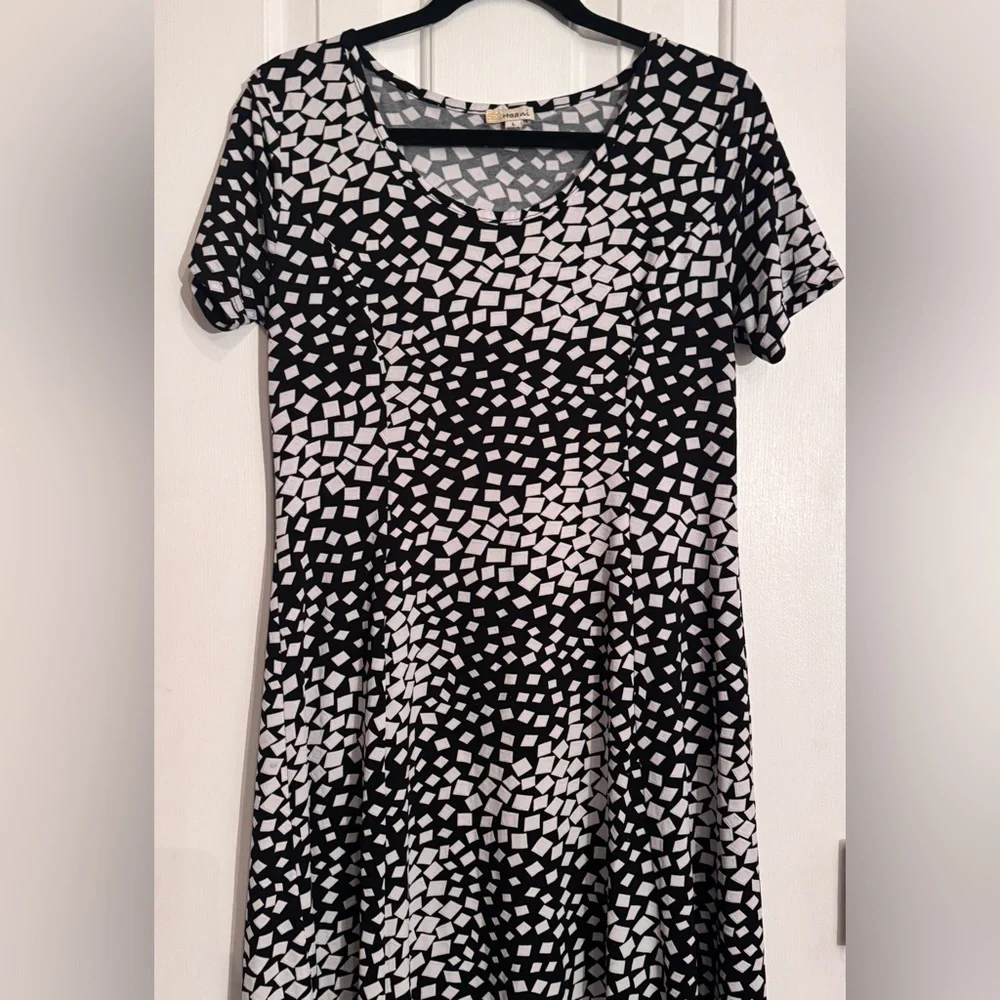 Haani maxi Black Dress with white shapes has light pink textured details Size L_11
